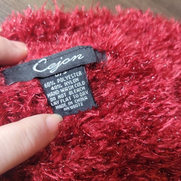Cejon red fuzzy scarf - Picture 2 of 2